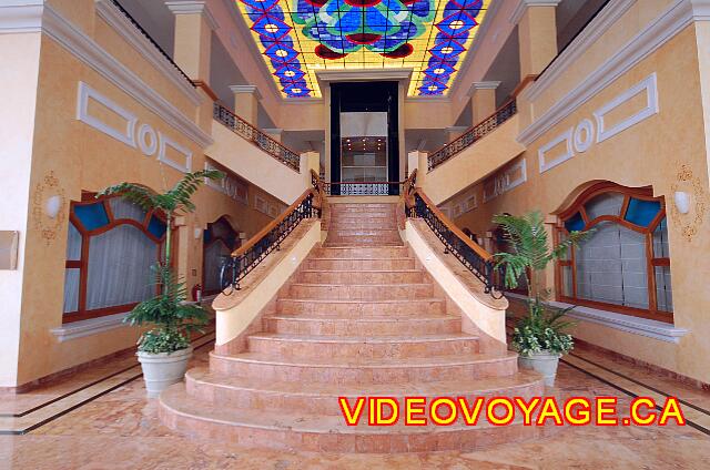 Mexique Puerto Morelos Excellence Riviera Cancun A beautiful staircase.