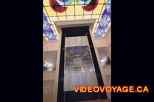 Mexique Puerto Morelos Excellence Riviera Cancun The door of the elevator.