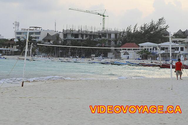 Mexico Playa del Carmen Gran Porto Real Una red de voleibol en la playa.