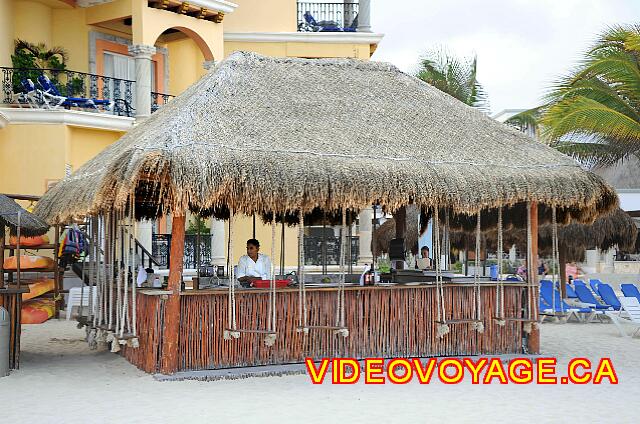 Mexico Playa del Carmen Gran Porto Real Un bar en la playa con columpios ...