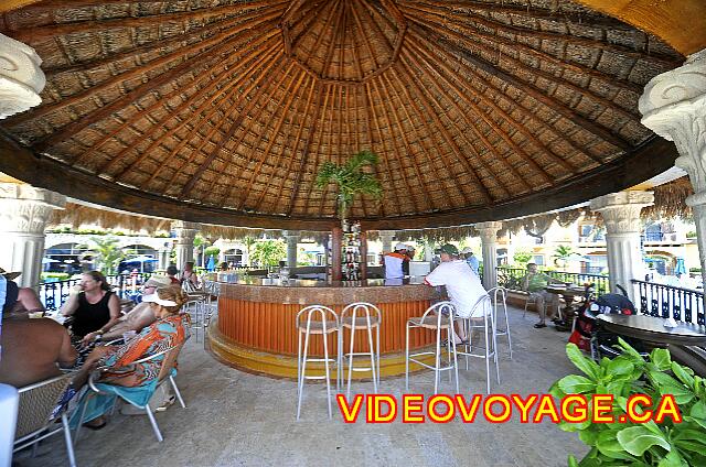 Mexico Playa del Carmen Gran Porto Real Plusieurs tables autour du bar.