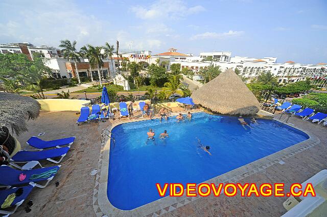 Mexico Playa del Carmen Gran Porto Real Una pequeña piscina, el sol se esconde en el final de la tarde.