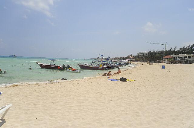 Mexico Playa del Carmen Gran Porto Real To the south, there are always several boats to moor on the edge of the beach, but there is little movement.