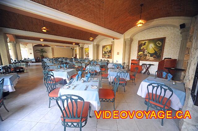 Mexico Playa del Carmen Gran Porto Real The dining buffet restaurant open area is medium in size.