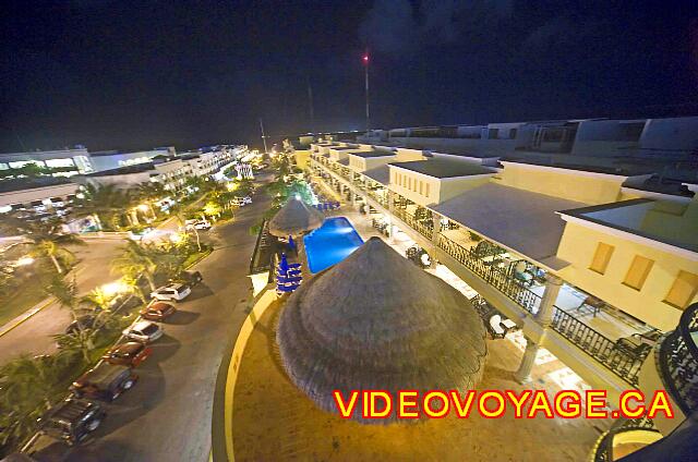 Mexico Playa del Carmen Gran Porto Real El frente del hotel por la noche, la calle Constituyentes termina en el muelle ..