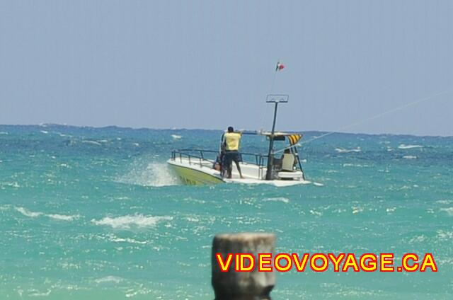 mexique Playa Paraiso paraiso del mar Le bateau en avancant, le parachute monte.