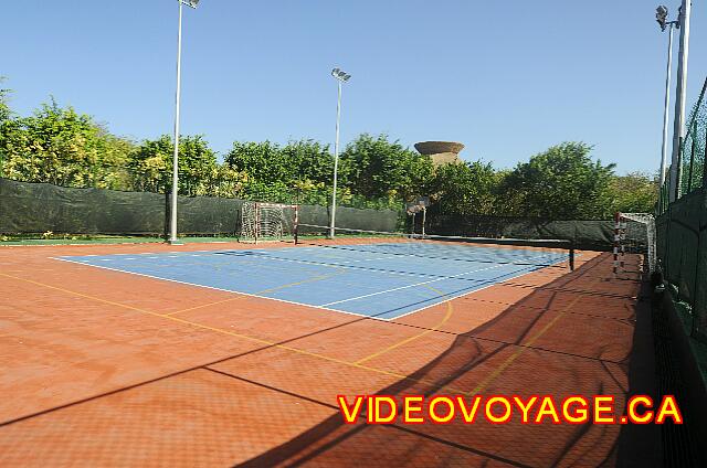 mexique Playa Paraiso paraiso del mar Un premier terrain de tennis qui est utilisé pour le mini-soccer aussi.