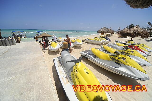 mexique Playa Paraiso paraiso del mar Several watercraft to water sports center.