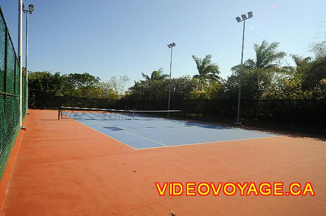 mexique Playa Paraiso paraiso del mar Le dernier terrain de tennis éclairé.