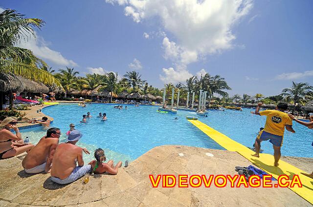 mexique Playa Paraiso paraiso del mar The race on a carpet in the pool ...