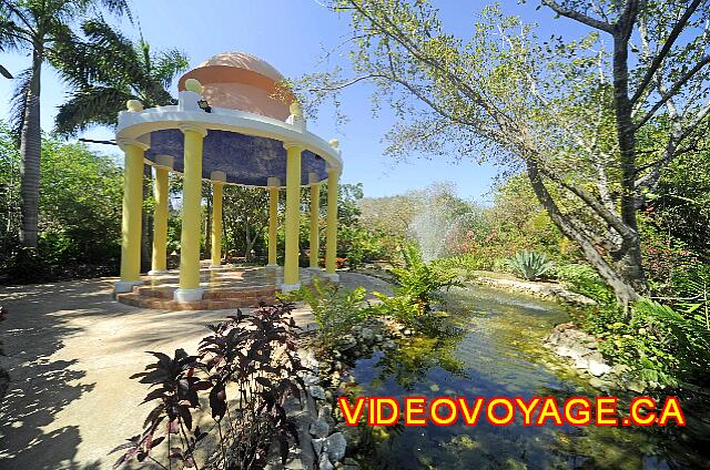 mexique Playa Paraiso paraiso del mar A gazebo in the center of the site, surrounded by vegetation.