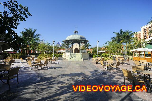 mexique Playa Paraiso paraiso del mar A terrace with several tables around the gazebo.