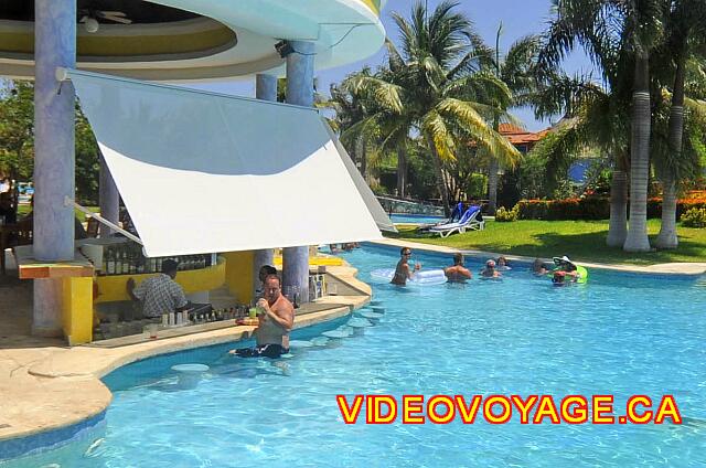 mexique Playa Paraiso paraiso del mar Con varios escaños en la piscina también, pero un bar tranquilo.