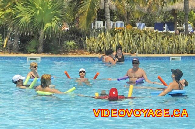 mexique Playa Paraiso paraiso del mar Un groupe dans la piscine.