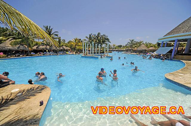 mexique Playa Paraiso paraiso del mar Le secteur le plus populaire de la piscine avec le bar à la droite.