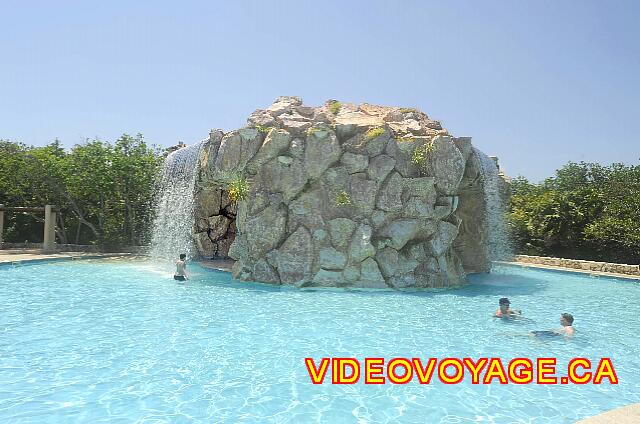 mexique Playa Paraiso paraiso del mar Children love playing in front of the falls.