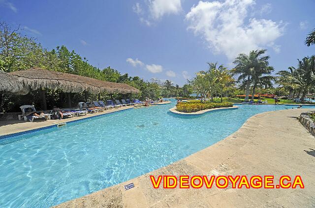 mexique Playa Paraiso paraiso del mar Continuing pool, less wide, with palapas and lounge chairs on one side only.