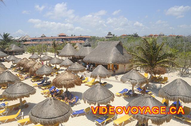 mexique Playa Paraiso paraiso del mar A beach bar, with a sidewalk of perme make it wheelchair.