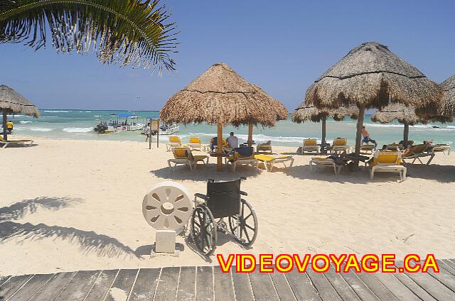 mexique Playa Paraiso paraiso del mar The example of a client that is made by the sea in a wheelchair.