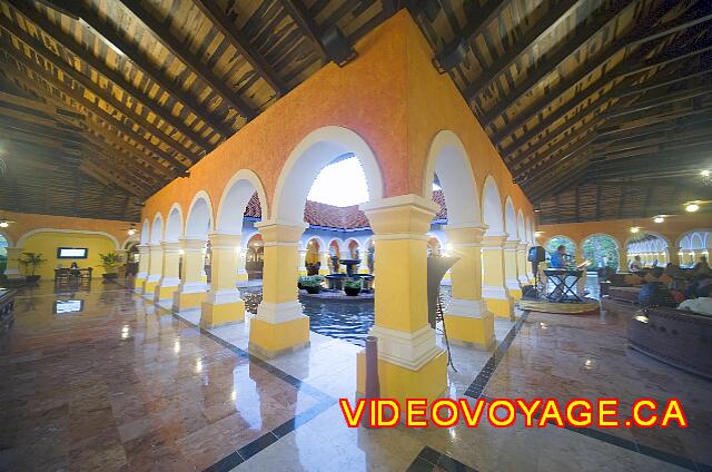 mexique Playa Paraiso paraiso del mar Au centre du Lobby, un étang d'eau avec des fontaines.