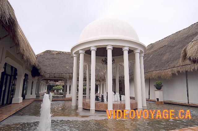 Mexique Puerto Morelos Sapphire Riviera Cancun A giant chess game under the dome.