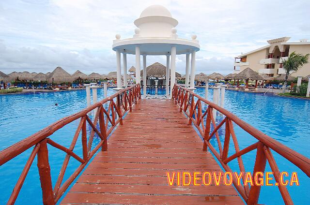 Mexique Puerto Morelos Sapphire Riviera Cancun Un gazebo au centre de la piscine