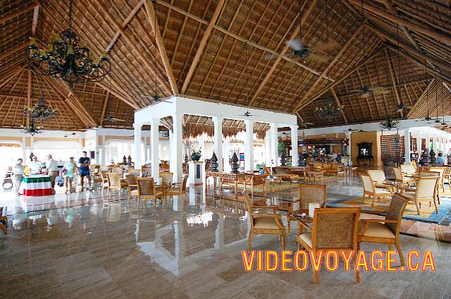 Mexique Puerto Morelos Sapphire Riviera Cancun Un puits de lumière au centre du Lobby bar.