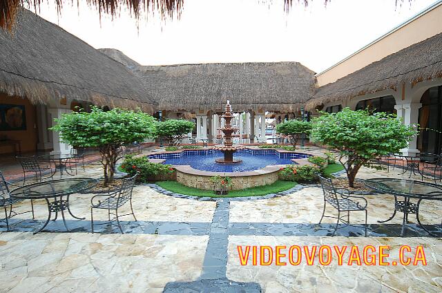 Mexique Puerto Morelos Sapphire Riviera Cancun La magnifique terrasse juxtaposé au Lobby bar.