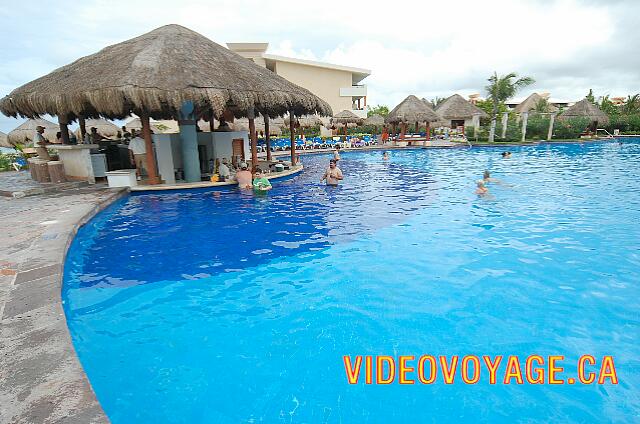 Mexique Puerto Morelos Sapphire Riviera Cancun Le bar de la piscine principale.