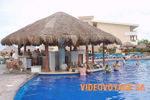 Mexique Puerto Morelos Sapphire Riviera Cancun Un bar très populaire le jour.