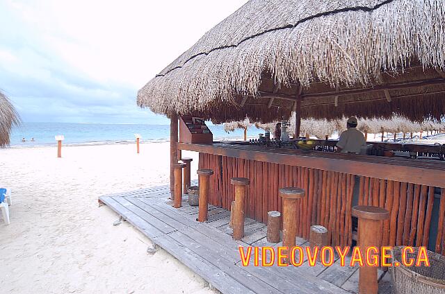 Mexique Puerto Morelos Sapphire Riviera Cancun Le bar sur la plage de la section Service Royal.