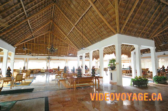 Mexique Puerto Morelos Sapphire Riviera Cancun Le Lobby bar est immense.