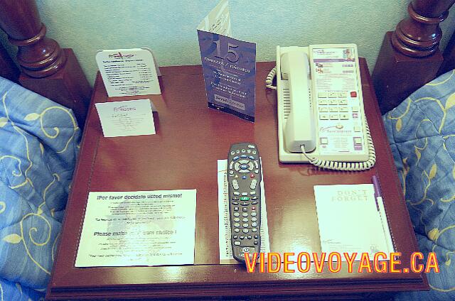 Mexique Puerto Morelos Sapphire Riviera Cancun On the night table: phone and TV remote control.