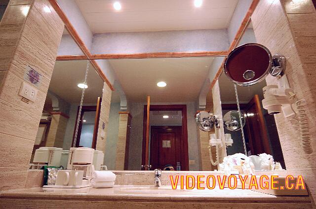 Mexique Puerto Morelos Sapphire Riviera Cancun The counter in the bathroom. Many mirrors, coffee maker, hair dryer, wash cloths and magnifying mirror. A powerful lighting.