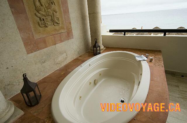 Mexique Puerto Morelos Sapphire Riviera Cancun The balcony of a sea view junior suite with Royal Service with jacuzzi.