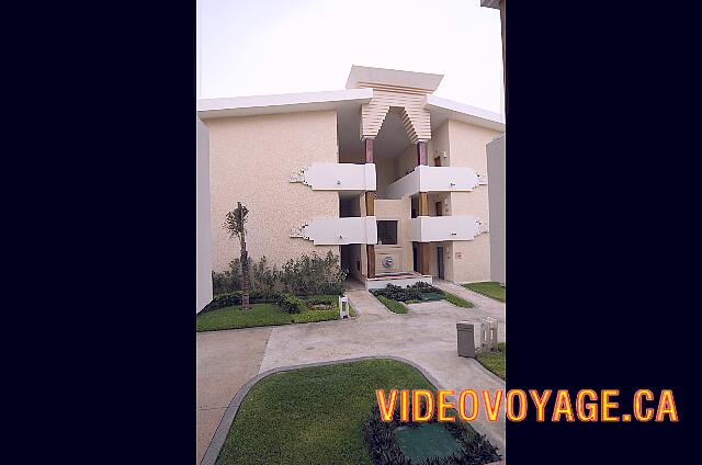 Mexique Puerto Morelos Sapphire Riviera Cancun La entrada de uno de los 14 edificios que habritent habitaciones.