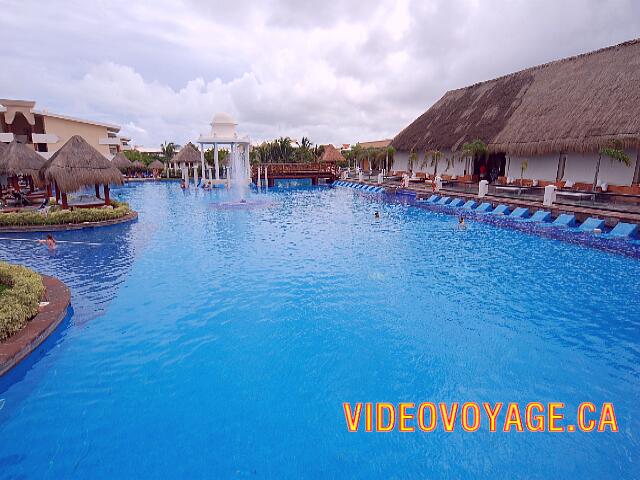Mexique Puerto Morelos Sapphire Riviera Cancun La piscina principal es grande.