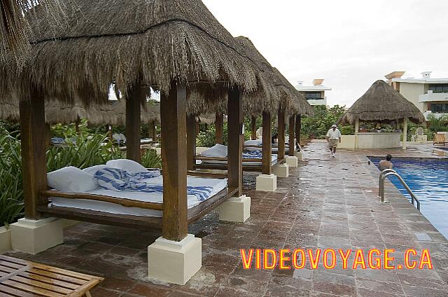 Mexique Puerto Morelos Sapphire Riviera Cancun La piscine de la section Royal avec de nombreux palapas et à droite le bar de la piscine.