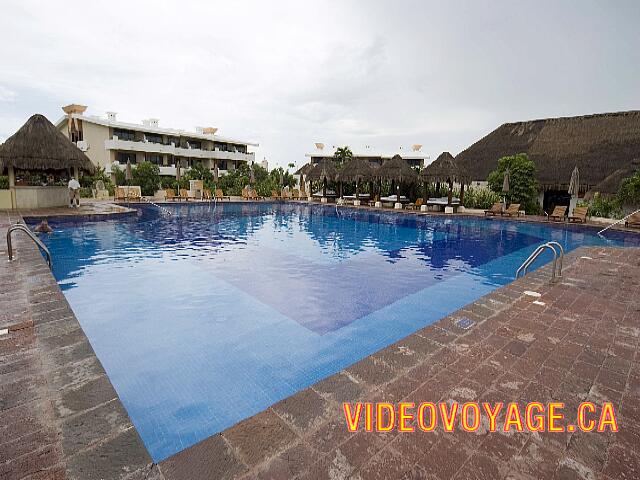 Mexique Puerto Morelos Sapphire Riviera Cancun La piscine de la section Royal est de moyenne dimension.