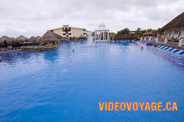 Mexique Puerto Morelos Sapphire Riviera Cancun Una piscina situada entre el vestíbulo y la playa.