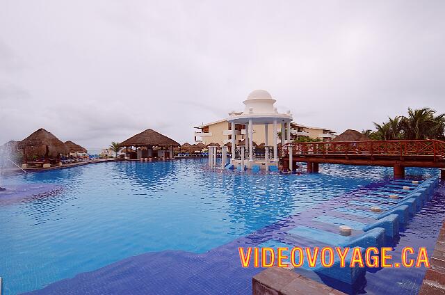 Mexique Puerto Morelos Sapphire Riviera Cancun Con una glorieta en el centro de la piscina.