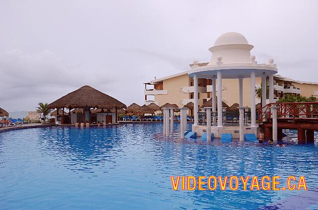 Mexique Puerto Morelos Sapphire Riviera Cancun Le gazebo est entouré de chaises longues dans l'eau.