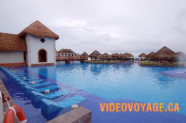 Mexique Puerto Morelos Sapphire Riviera Cancun De nombreuses chaises longues dans la piscine face au soleil du matin et tôt en après-midi.