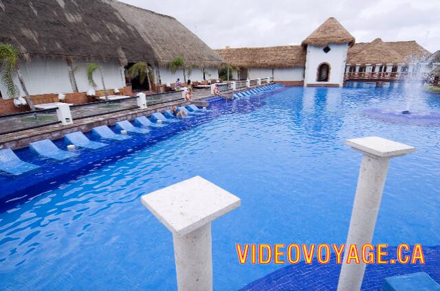 Mexique Puerto Morelos Sapphire Riviera Cancun Plusieurs chaises longues dans la piscine.