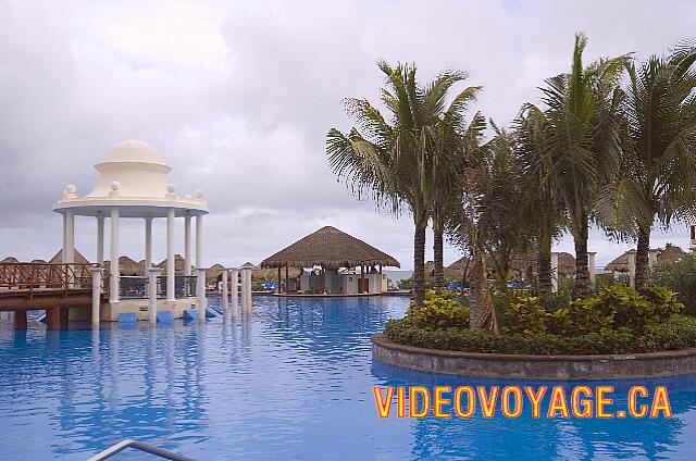 Mexique Puerto Morelos Sapphire Riviera Cancun Avec des ilôts de verdure.  A gauche le gazebo et au centre le bar de la piscine.