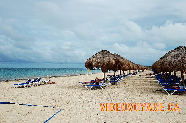 Mexique Puerto Morelos Sapphire Riviera Cancun Una playa de arena blanca con poco desnivel entre el hotel y el mar.