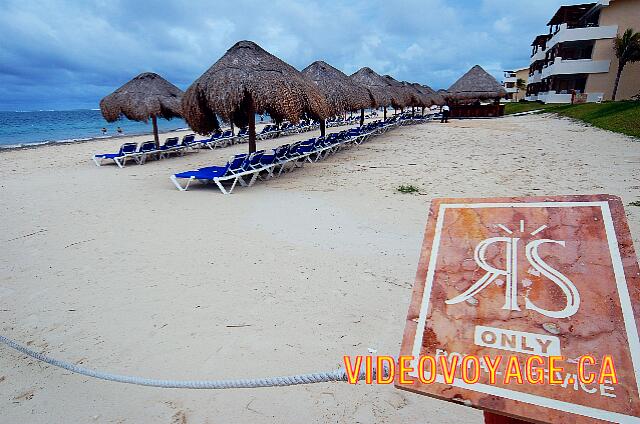 Mexique Puerto Morelos Sapphire Riviera Cancun The Royal Service section with a bar on the beach.