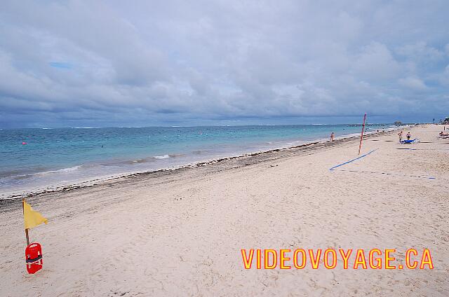 Mexique Puerto Morelos Sapphire Riviera Cancun The flag can be green at this beach. During our visit it was yellow. In loins, a coral reef that breaks the big waves.