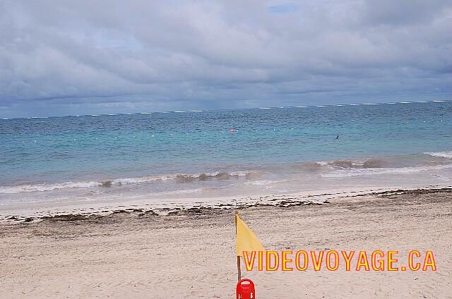 Mexique Puerto Morelos Sapphire Riviera Cancun In the distance, the waves breaking on the reef. Baignable the area is bounded by the floats. Lifeguards monitor the beach constantly.