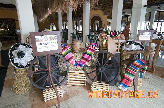 Mexique Puerto Morelos Sapphire Riviera Cancun Le restaurant buffet possède une grande terrasse extérieur qui est ulilisé pour le snack bar.